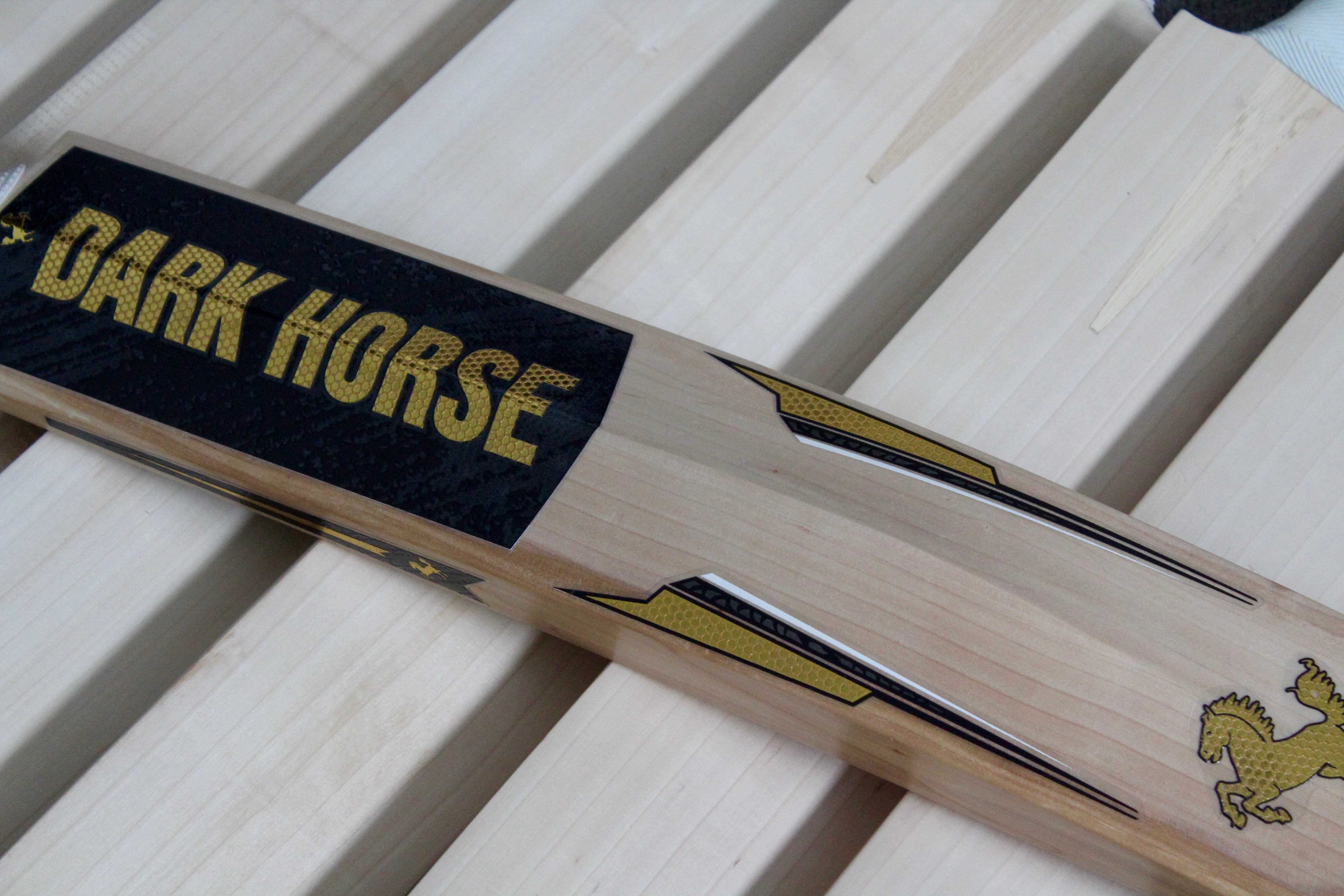DARK HORSE JUSTIFY - SH