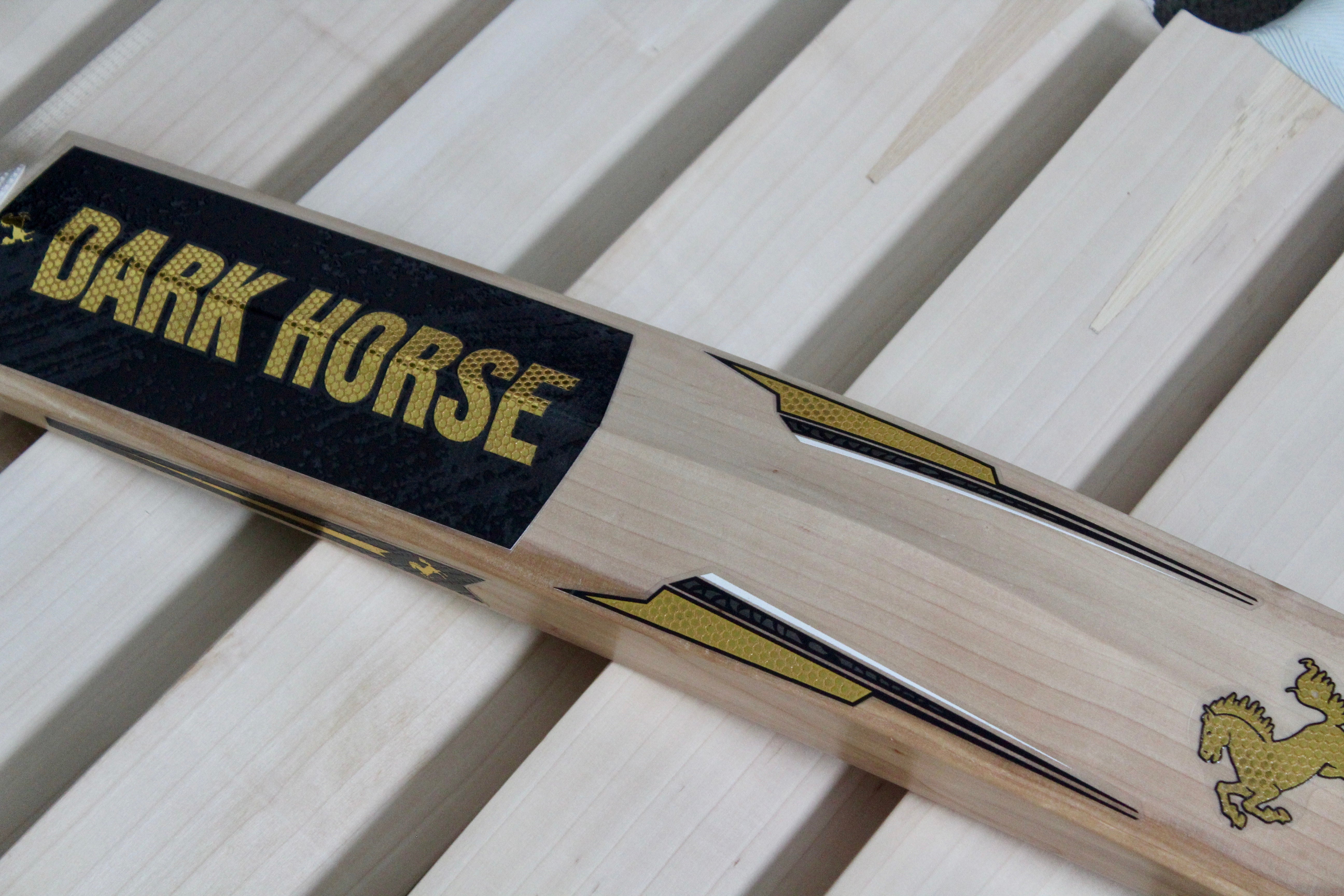 DARK HORSE JUNIOR BAT - SIZE 6