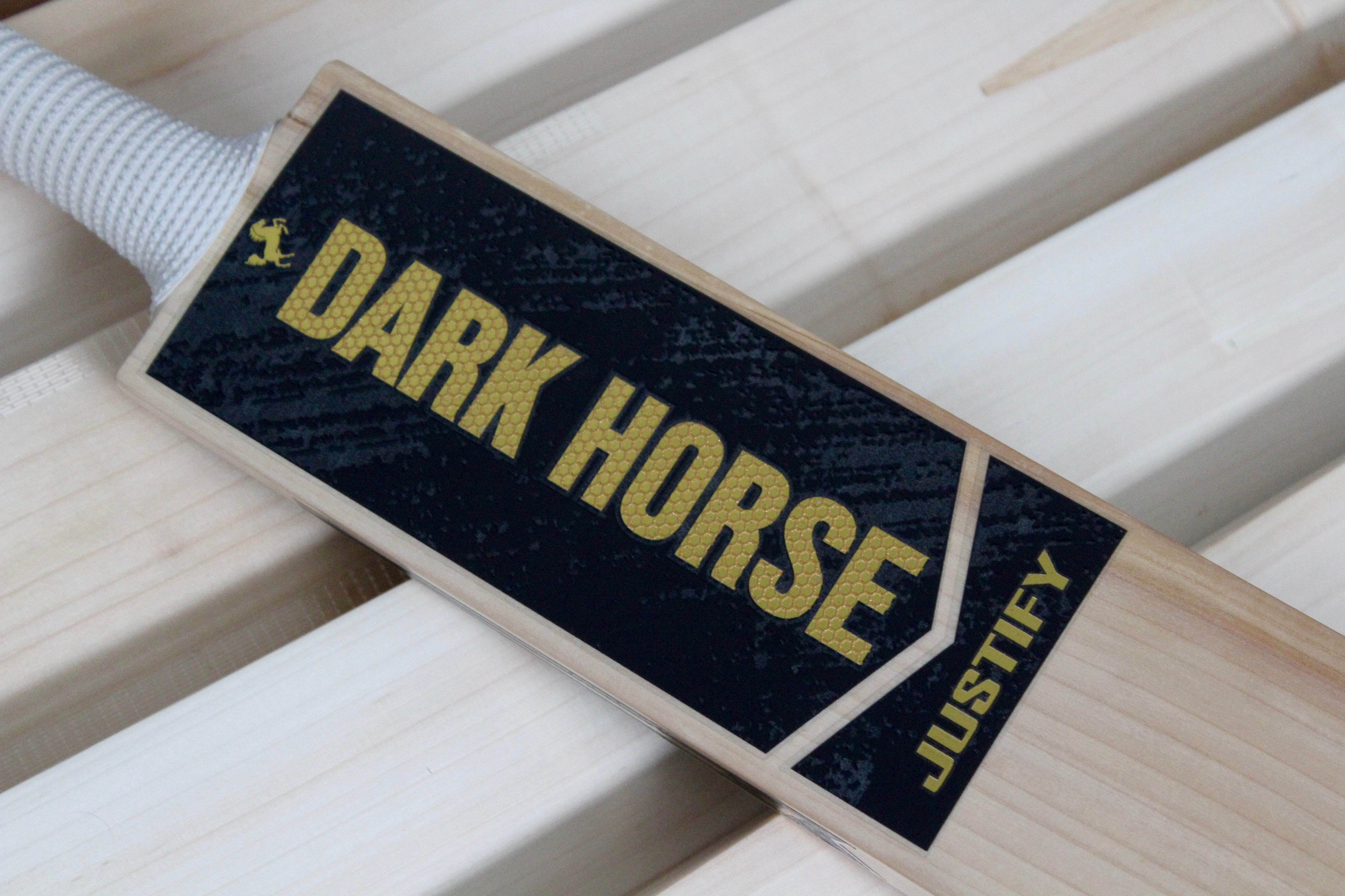 DARK HORSE JUSTIFY - SH